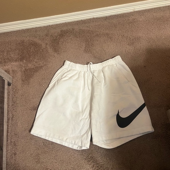 Nike big logo shorts size x large - Picture 2 of 5